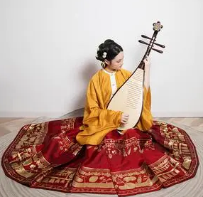 青年奏国乐古风古韵新表达