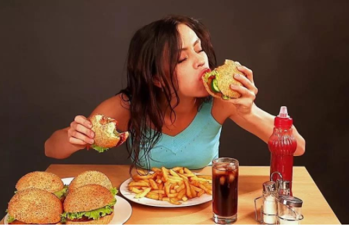 不开心就大吃一顿能纾解心情吗?情绪化进食会损害心血管