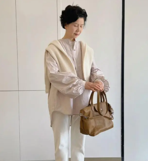 爷爷衫开春正流行复古还百搭，2026春季如何打造爷爷衫叠穿造型?