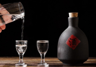 经期可以喝白酒吗？经期喝白酒会怎么样呢？