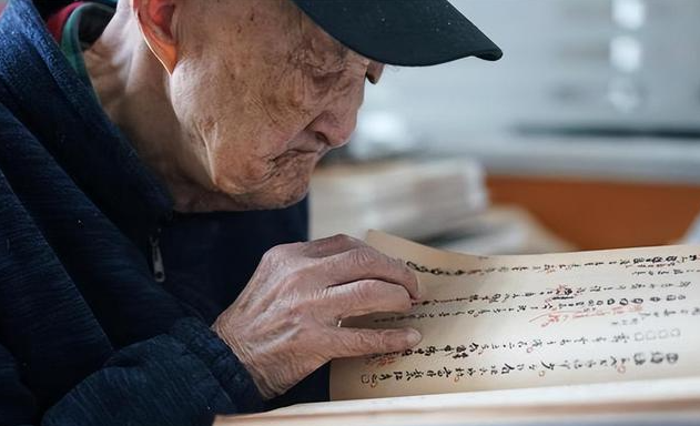 89岁古籍专家每天工作9小时,喝酒吃肉八卦从不落 89岁古籍专家每天工作9小时,喝酒吃肉八卦从不落