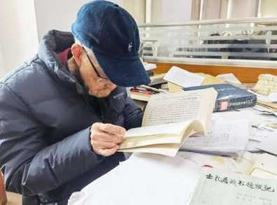 89岁古籍专家每天工作9小时，喝酒吃肉八卦从不落