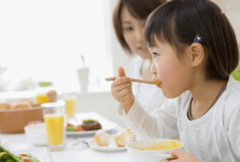 如何培养宝宝自主吃饭？要注意这三点