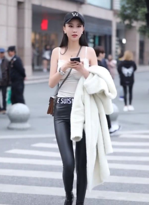 液体裤配平底鞋回头率极高，液体裤配平底鞋显腿长吗？