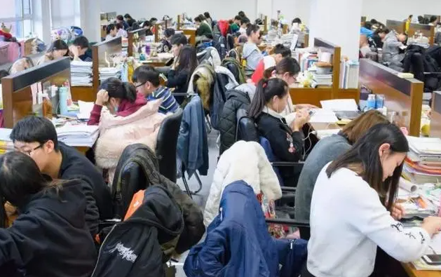 2023年研究生入学考试国家线有望下调,大学生应理性看待考研