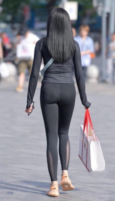 液体裤配平底鞋回头率极高，液体裤配平底鞋显腿长吗？