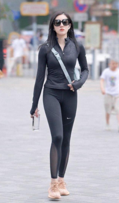 液体裤配平底鞋回头率极高，液体裤配平底鞋显腿长吗？