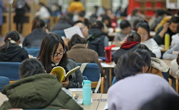  2023年研究生入学考试国家线有望下调,大学生应理性看待考研