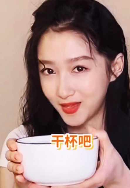 《奇妙之城》第二季首期来袭，关晓彤首次尝咸豆浆表情