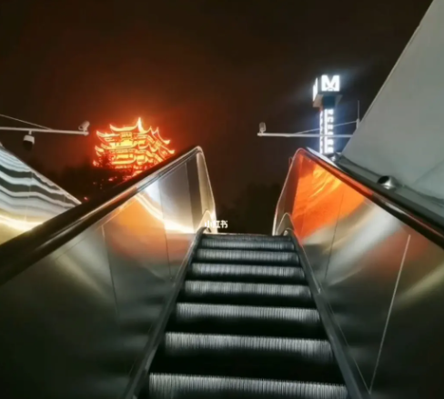 乘客出地铁黄鹤楼站的统一姿势，武汉地铁几号线到黄鹤楼