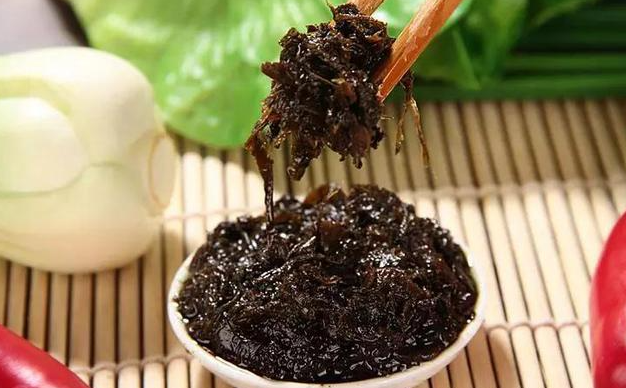 汕头再现工人赤脚踩腌菜，食品安全警钟长鸣！