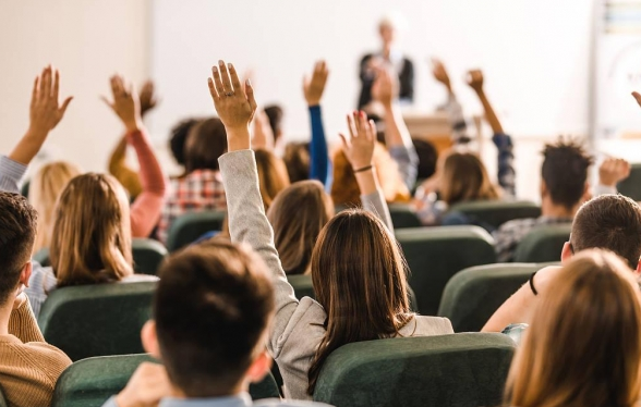 美国13所高中故意推迟奖学金申请资格通知，使得大量亚裔学生受到影响