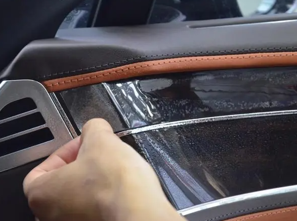 冬季汽车内饰霉斑如何去除?冬季如何预防汽车内饰长霉斑?