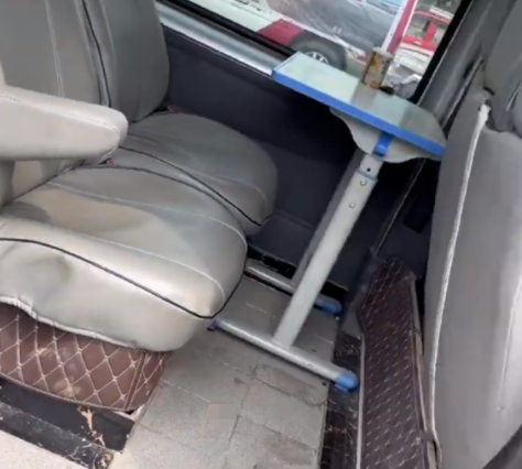 男子在车里铺瓷砖还做了踢脚线，“在车里铺瓷砖”是否违规改装?