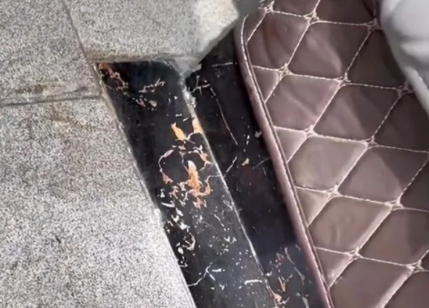 男子在车里铺瓷砖还做了踢脚线，在车里铺瓷砖是否违规改装?