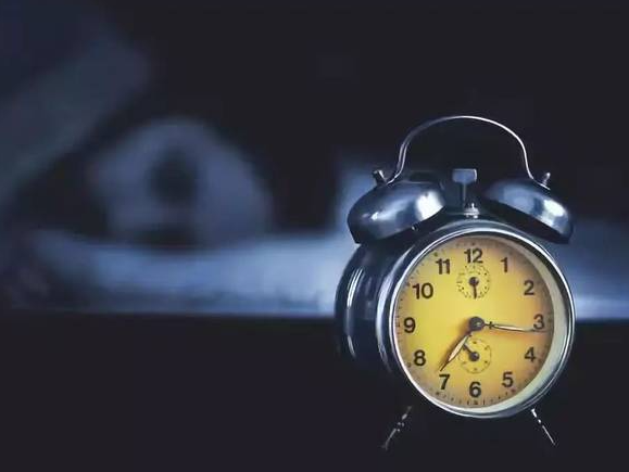 8小时睡眠论可能是错的，你的年龄每天适合睡多久？