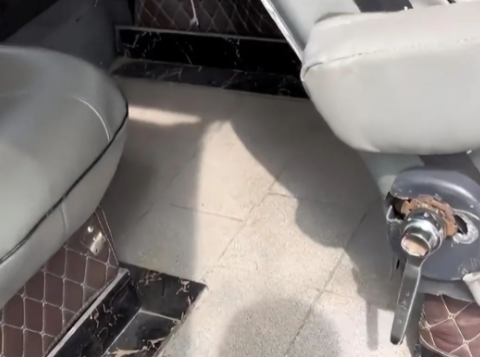 男子在车里铺瓷砖还做了踢脚线，“在车里铺瓷砖”是否违规改装?