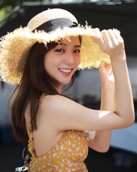 BLACKPINK智秀出道个人专辑，主打歌名是《FLOWER》