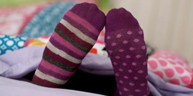 入睡小妙招 研究表明睡觉时穿袜子更容易睡着