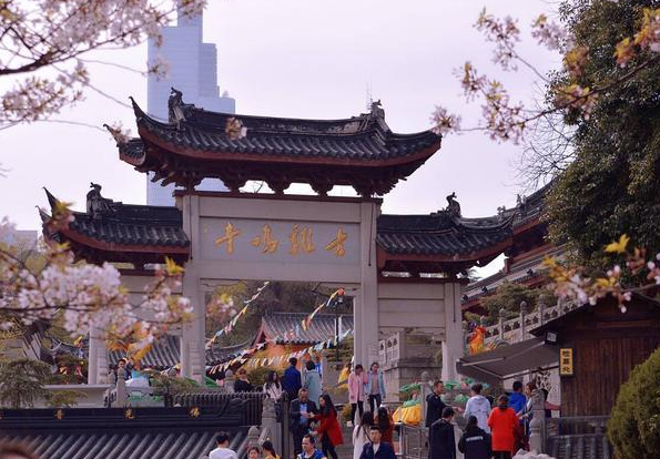 鸡鸣寺游客爆满设反悔门引导离寺，去鸡鸣寺旅游要注意哪些禁忌？