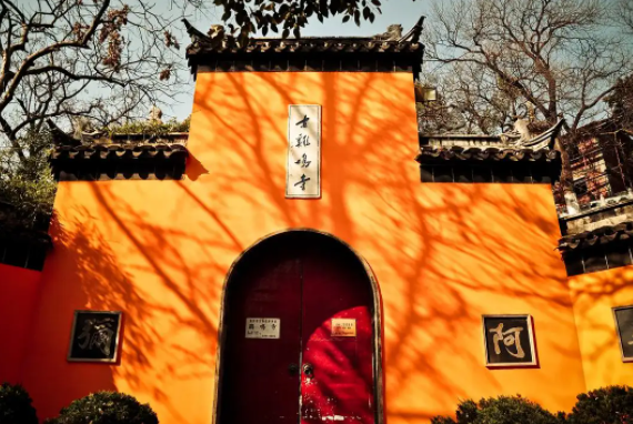 鸡鸣寺游客爆满设反悔门引导离寺，去鸡鸣寺旅游要注意哪些禁忌？