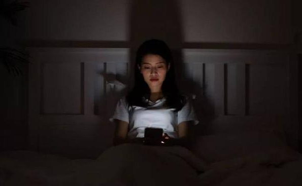 “男子一觉醒来，发现头秃了一块”，不小心得了斑秃怎么办？