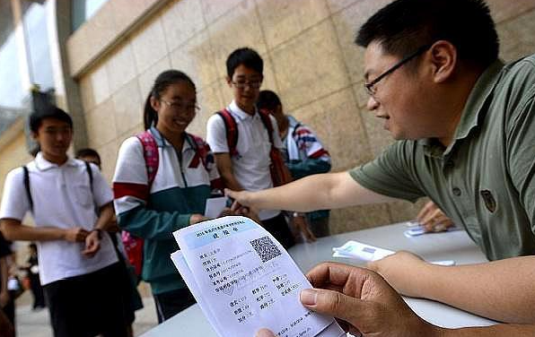 20余学校传授中考志愿填报秘诀，一站式网络学校“情报”，面对面获取权威答案