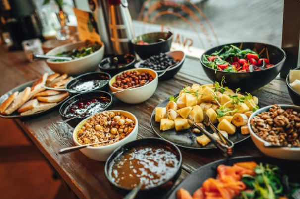 餐饮消费开年加速回暖,市场信心逐步恢复 餐饮消费开年加速回暖,市场信心逐步恢复