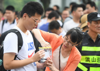 2022年高考复读生比例高达17.2%，2022年共有高考生1193万人