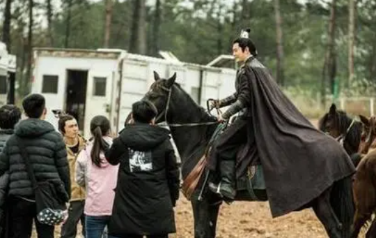 人民日报评演员没文化敢上镜 有天赋未必能成好演员文化是必修课