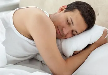 男人晚上睡觉出汗正常吗？大家都快来了解一下
