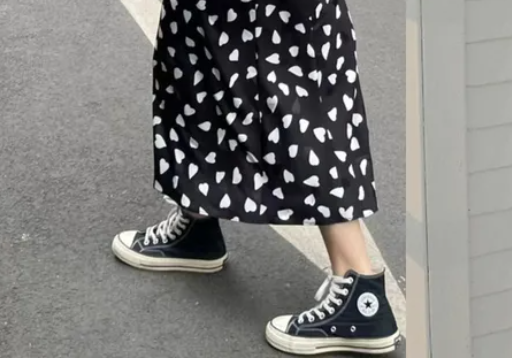 为什么劝你多穿“连衣裙+帆布鞋”？这样搭，吸睛时髦