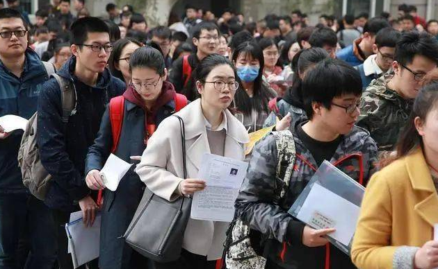 公务员招录部分岗位放宽年龄 年轻人机会少了吗？