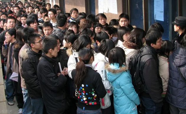 竞争越来越激烈，公考热潮依然高涨，名校毕业留学生也参与其中！