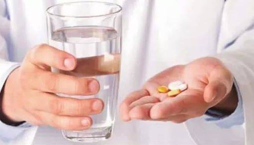 吃药时喝的水越多越好吗？水喝错了,你的药可能白吃了！
