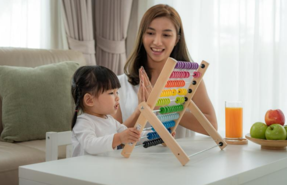 宝宝早教工作重视起来，早期训练不忽视