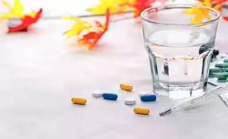 吃药时喝的水越多越好吗？水喝错了,你的药可能白吃了！
