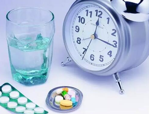 吃药时喝的水越多越好吗？水喝错了,你的药可能白吃了！