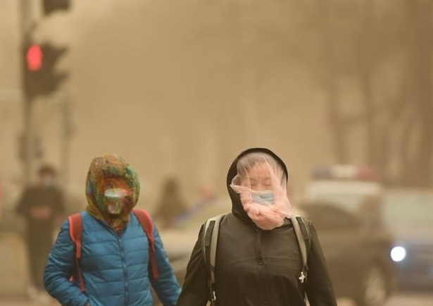 为什么今年沙尘天特别多?口罩挡不住行人吃土