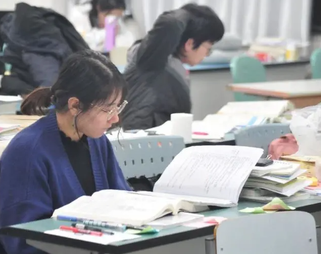 一考生考前吃喝玩乐，却说自己考研稳了，真有特殊渠道吗？