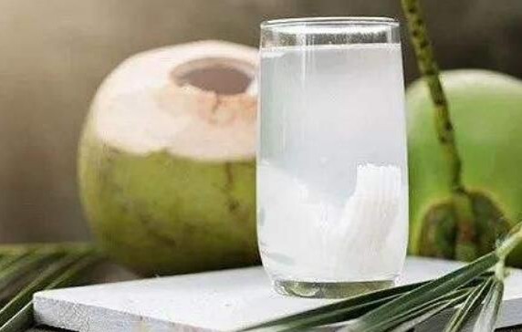 喝椰子水竟然把自己喝进了急诊科？变质椰子水为何这么毒？