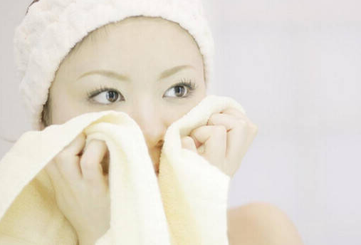 每天护肤为啥皮肤仍然问题不断？很可能是你过度清洁了！