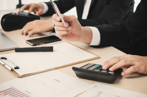 夏季需求面临下行风险,经济衰退担忧限制油价上涨 夏季需求面临下行风险,经济衰退担忧限制油价上涨