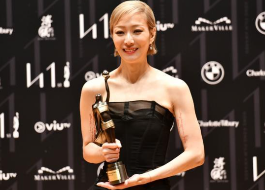 郑秀文拿影后唱我等到花儿也谢了 郑秀文凭借《流水落花》获封最佳女主角