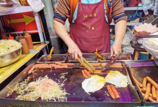 淄博餐饮、住宿业财源滚滚,供不应求隐忧浮现 淄博餐饮、住宿业财源滚滚,供不应求隐忧浮现