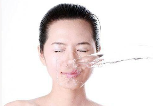 脸上长痤疮只能用清水洗脸吗？用什么护肤品合适？