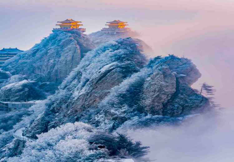 河南老君山现雨凇景观车窗覆冰，河南老君山的春山雪景旅游攻略