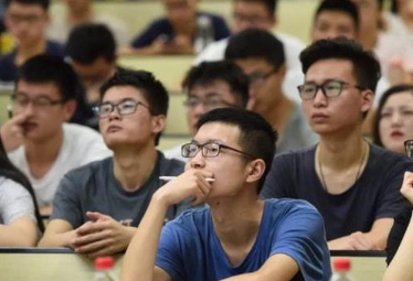 985硕士主动申请延期毕业,提醒高校完善学分制？