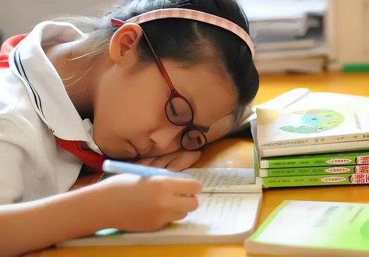 教育部又出新规：中小学到校时间做调整，8点已成过去式！