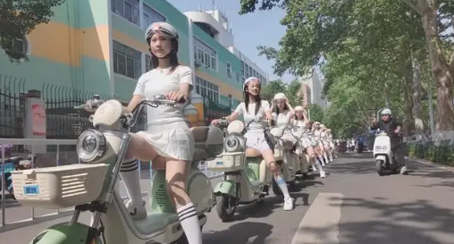 淄博175美少女接送游客非官方行为 是国内某电动车品牌商的活动